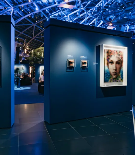 Kunstwerke von Maxim Wakultschik aus der Ausstellung – Beyond the Surface im Ausstellungsbereich des Red Bull Hangar-7